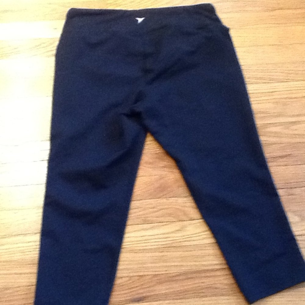 Exercise Capris With Muted Pattern - image 5